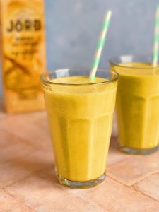 Banana Turmeric and Date Smoothie